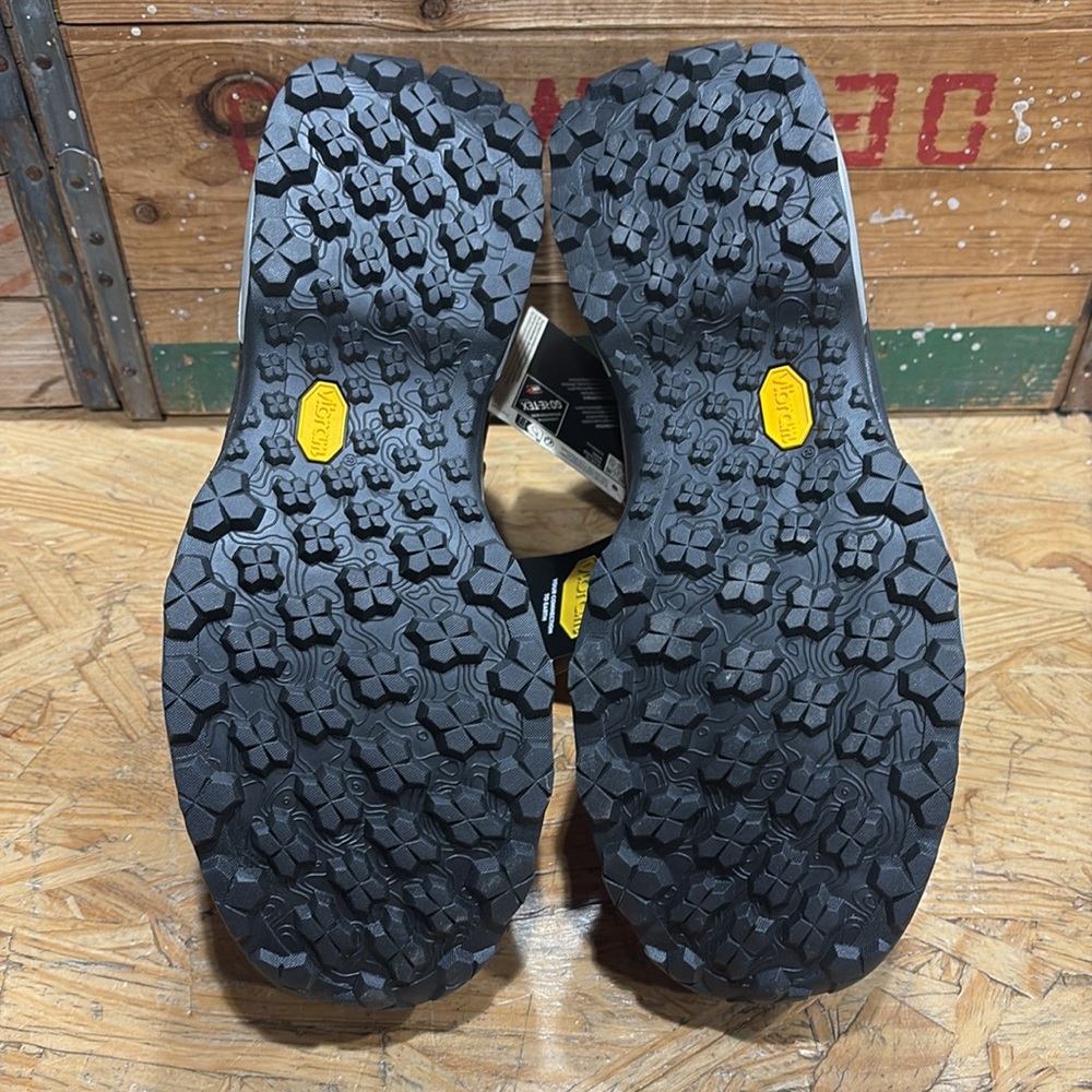 Brand new in box discontinued waterproof Gore-Tex Vasque St. Elias. - Picture 3 of 8